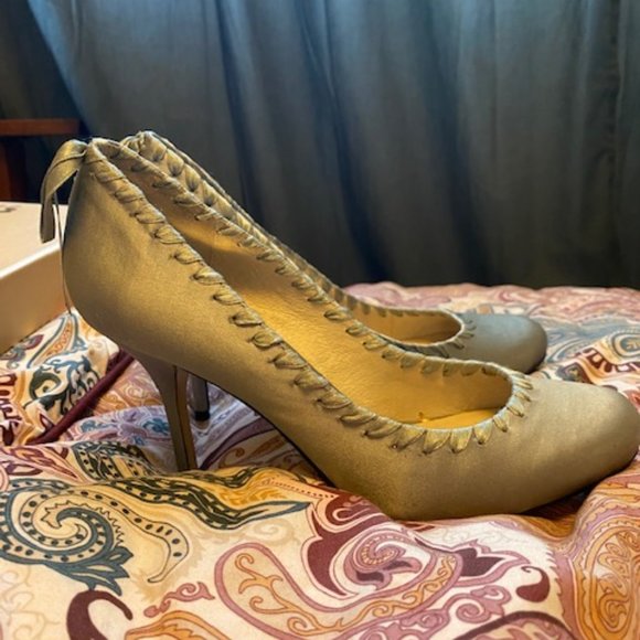 Glam Silver Satin Michal Kor Pumps - Picture 4 of 8